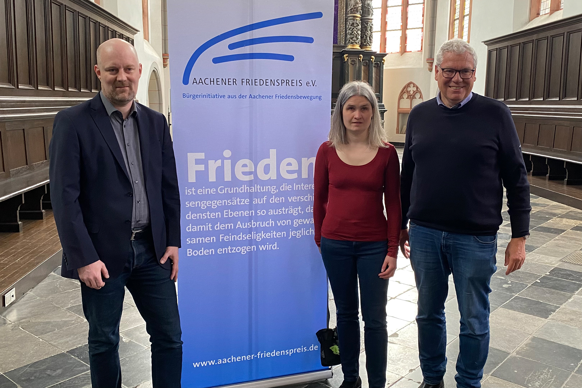 Benedikt Kaleß, Lea Heuser und Dieter Spoo aus dem Vorstand des Aachener Friedenspreises (Bild: Victoria Wolf/BRF)