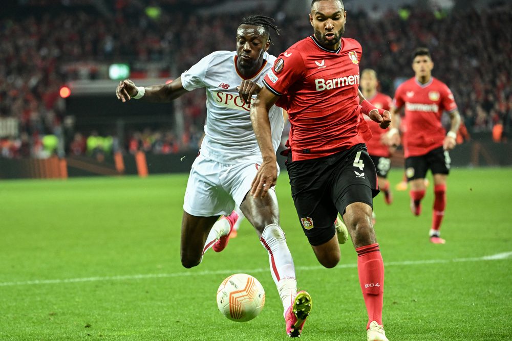 AS-Stürmer Tammy Abraham (li.) und der Bayer-Verteidiger Jonathan Tah im Halbfinal-Rückspiel der Europa League (Bild: Ina Fassbender/AFP)