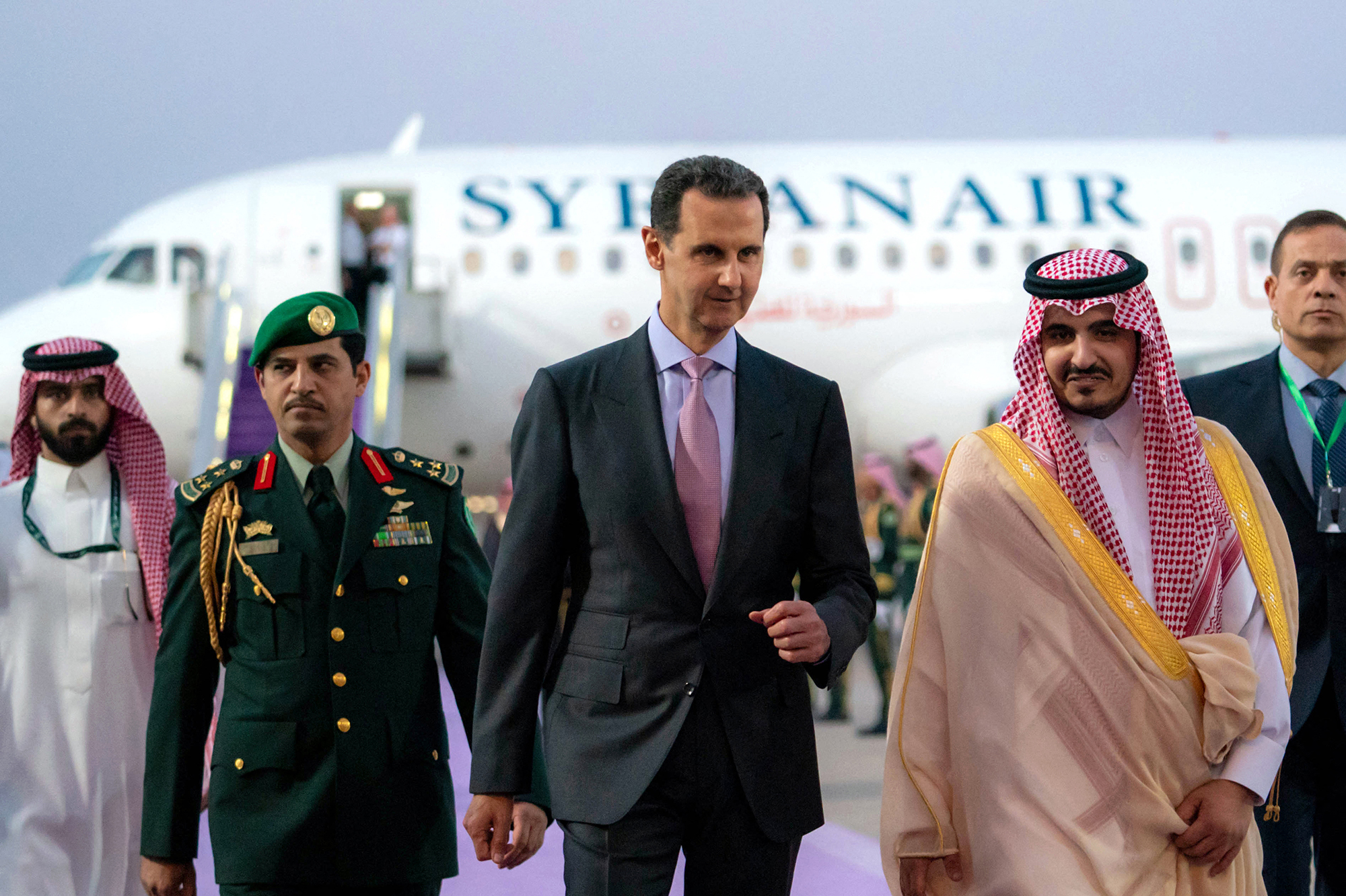Der stellvertretende Emir von Mekka, Prinz Badr bin Sultan bin Abdulaziz (re.),empfängt den syrischen Präsidenten Bashar al-Assad in Jeddah am Vorabend des Gipfels der Arabischen Liga (Bild: Syrian Presidency Facebook page/AFP)