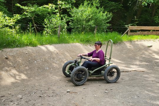 Astrid Velz aus Rocherath mit dem "Exoquad" auf der Teststrecke in Bilstain (Bild: Christophe Ramjoie/BRF)
