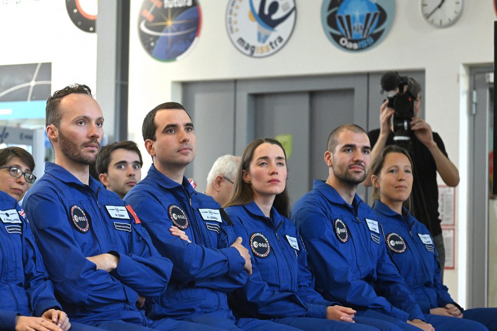 Die angehenden Astronauten Marco Alain Sieber (Schweiz), Raphael Liegeois (Belgien), Rosemary Coogan (GB), Pablo Alvarez Fernandez (Spanien) und Sophie Adenot (Frankreich) bei einer Pressekonferenz am European Astronaut Centre (EAC) in Köln am 3. Mai (Bild: Ina Fassbender/AFP)