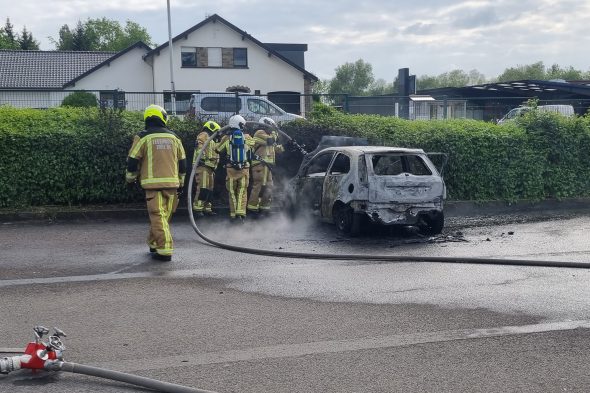 Auto auf Carrefour-Parkplatz an der Herbesthaler Straße ausgebrannt (Bild: privat)