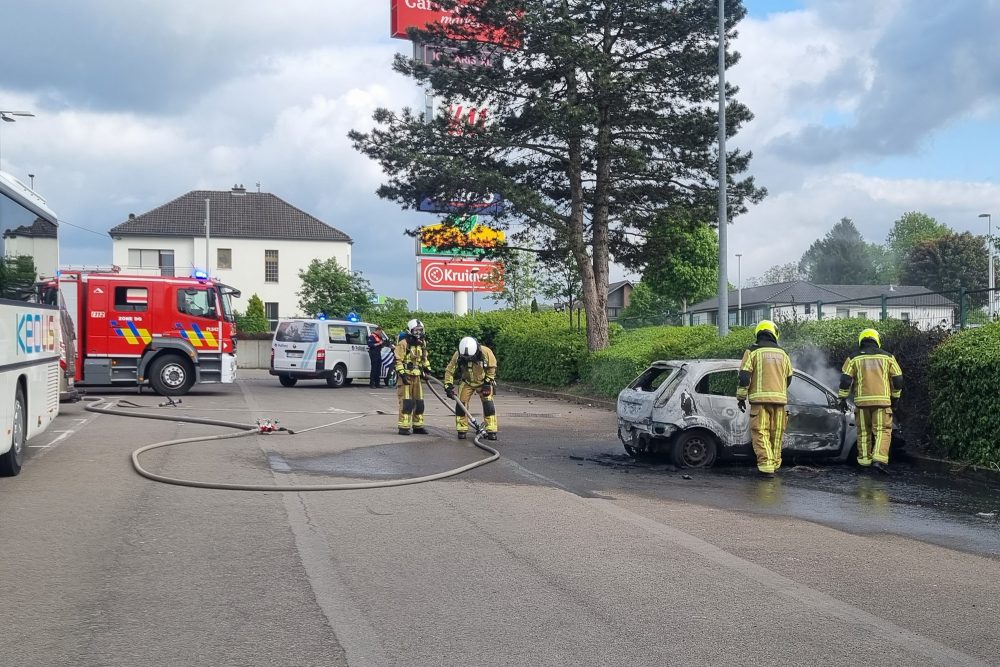 Auto auf Carrefour-Parkplatz an der Herbesthaler Straße ausgebrannt (Bild: privat)