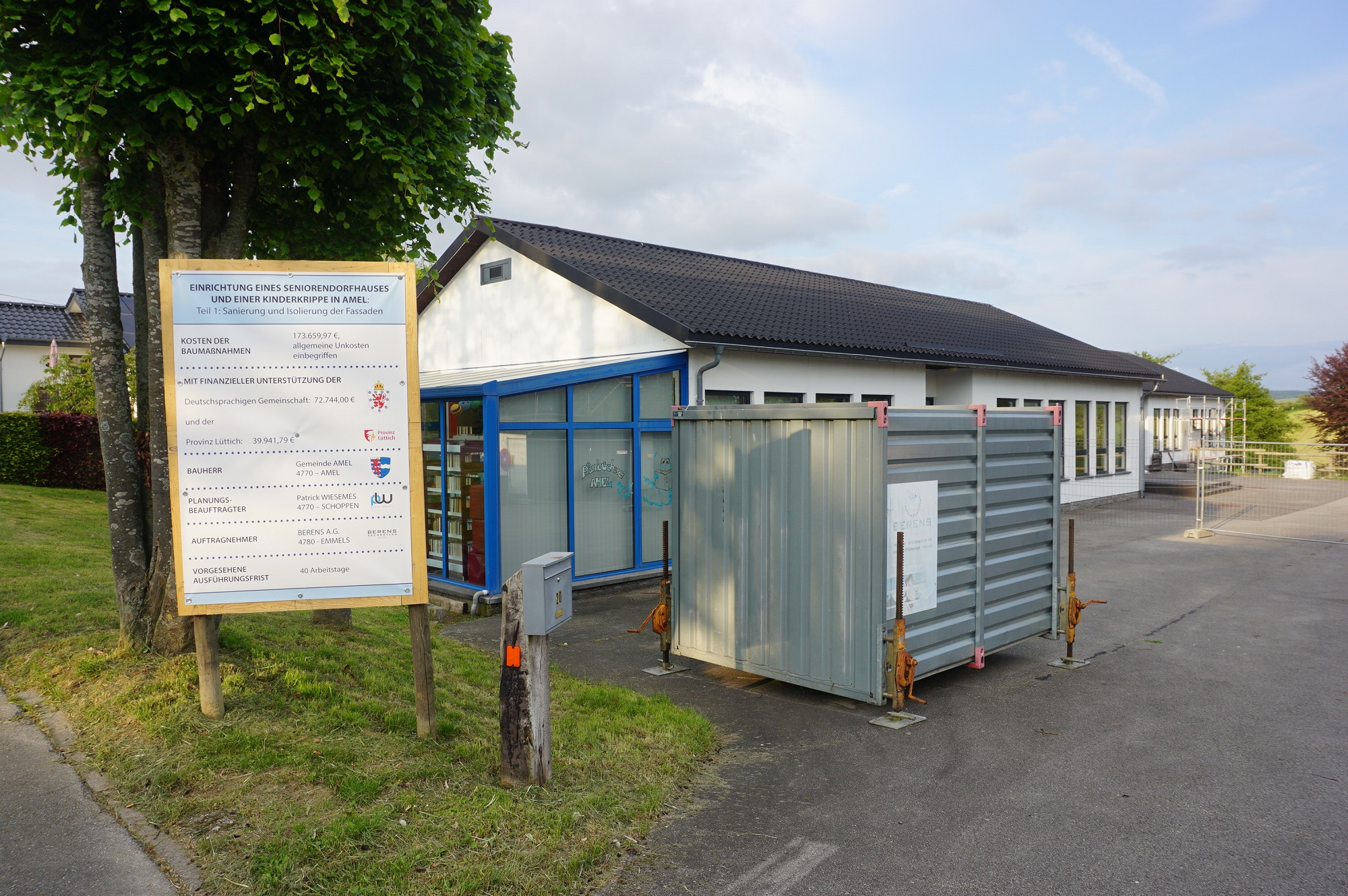 Auch auf das frühere Kindergartengebäude, das zur Kinderkrippe und zum Seniorendorfhaus umgebaut wird, soll eine Photovoltaikanlage kommen (Bild: Stephan Pesch/BRF)