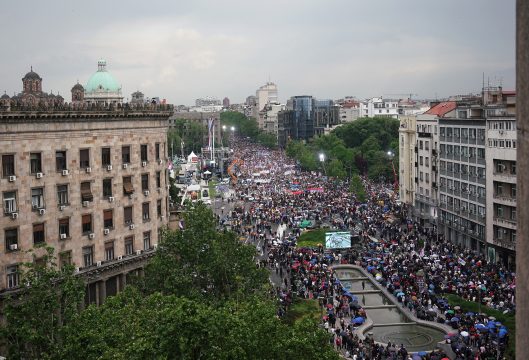 Protest gegen Gewalt in Belgrad (Bild: Oliver Bunic/AFP)