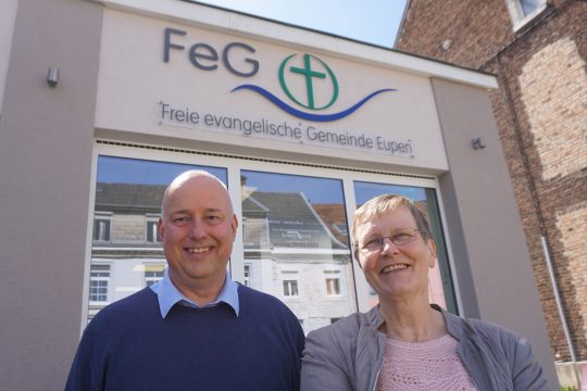 Pastor Berthold Lamparter und Veronika Mainz, Mitglied der freien evangelischen Gemeinde (Bild: Dogan Malicki/BRF)