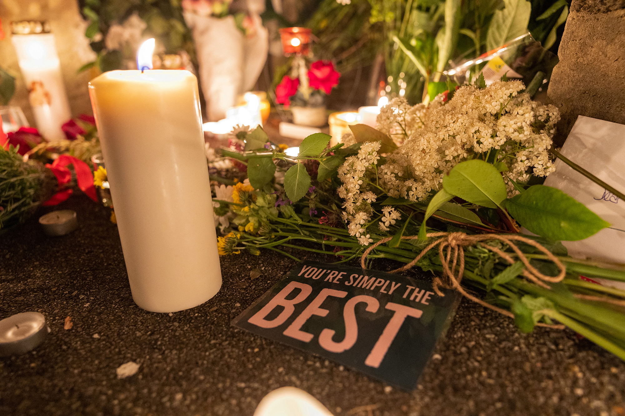 Simply The Best: Blumen und Kerzen für Tina Turner vor ihrem Wohnsitz in der Schweiz (Bild: Arnd Wiegmann/AFP)