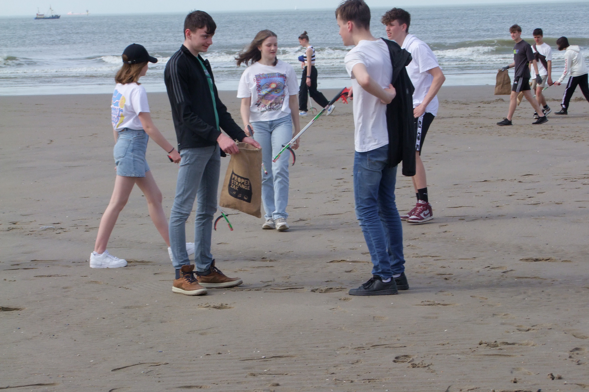 Schüler der BS St. Vith sammeln Müll am Strand von Blankenberge ein (Bild: BS-TI)