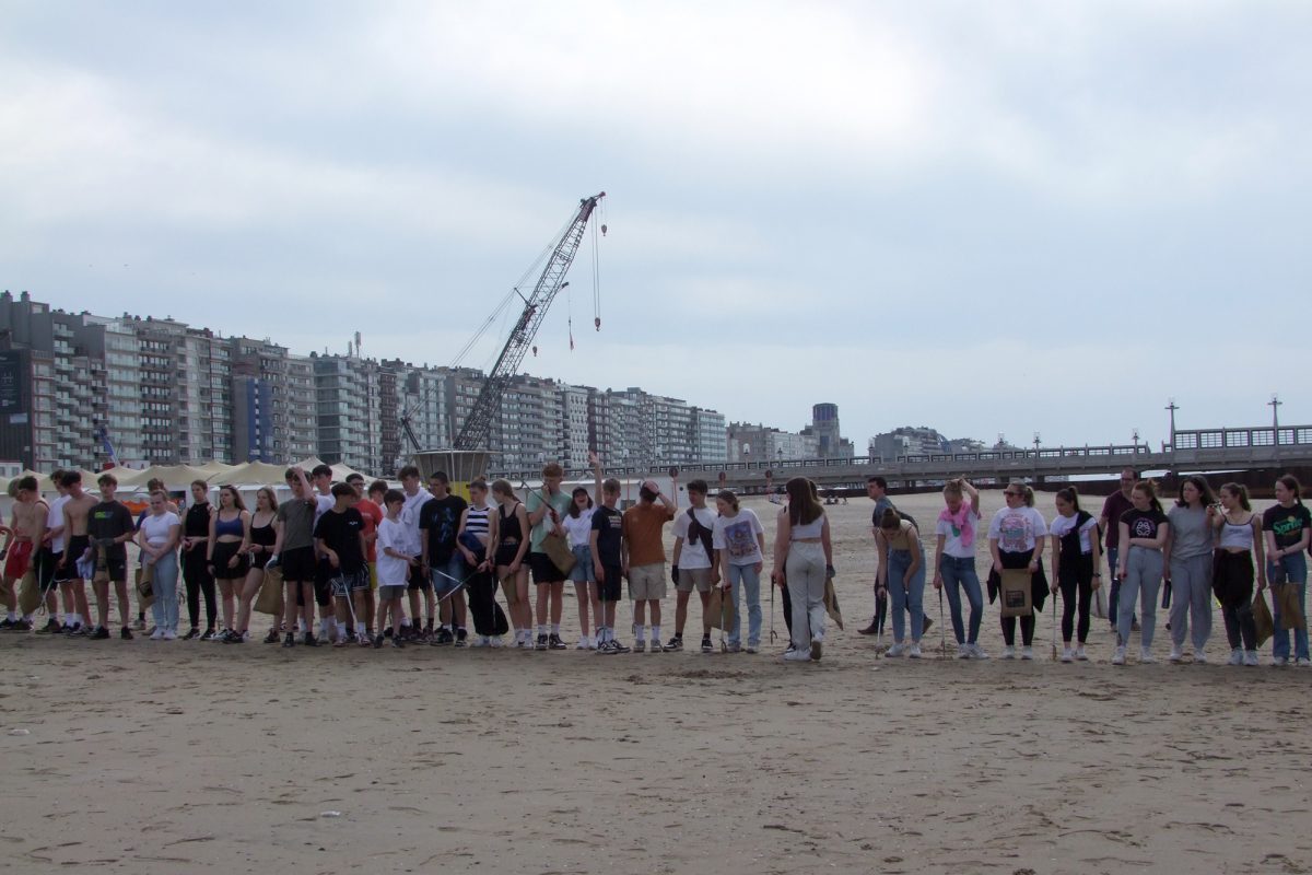 Schüler der BS St. Vith sammeln Müll am Strand von Blankenberge ein (Bild: BS-TI)