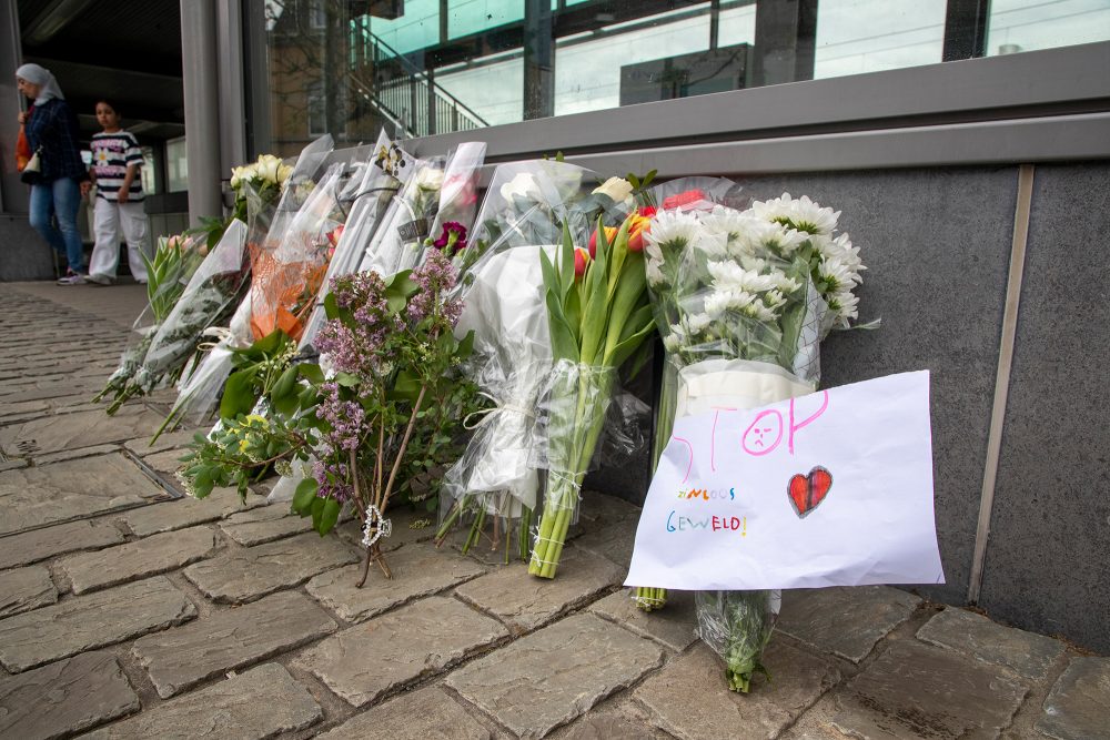 Blumen vor dem Bahnhof in Zaventem (Bild: Nicolas Maeterlinck/Belga)