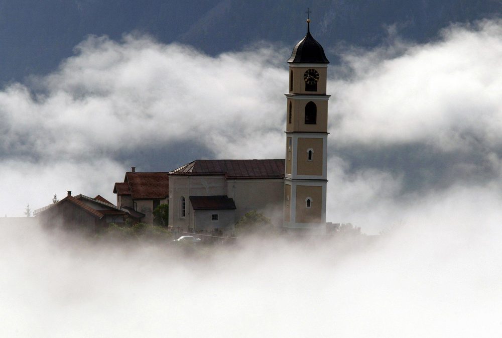 Die Kirche von Brienz (Bild: Arno Balzarini/Keystone/EPA)