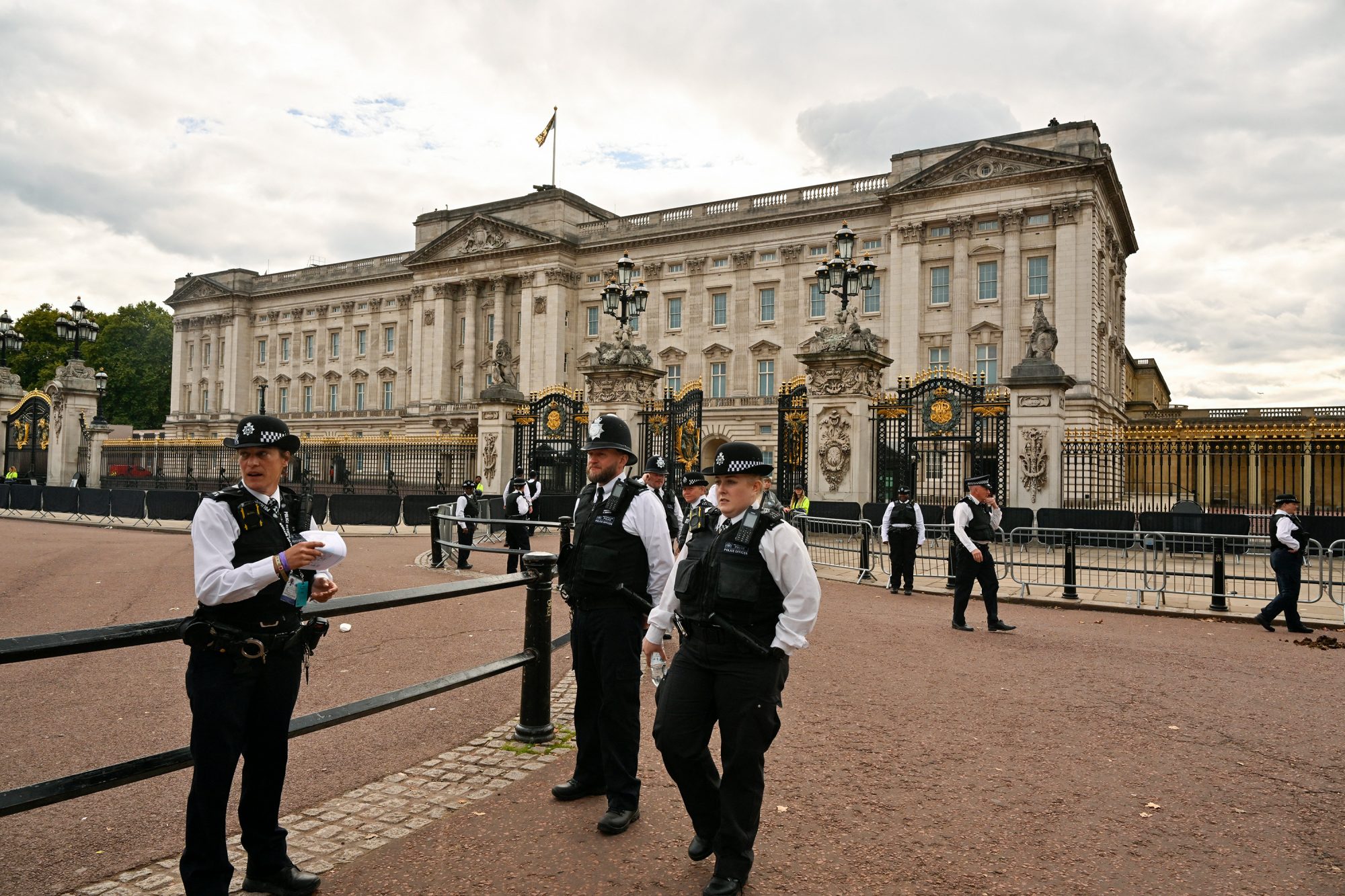 Beamte der Metropolitan Police vor dem Buckingham Palast (Archivbild: Louisa Gouliamaki/AFP)