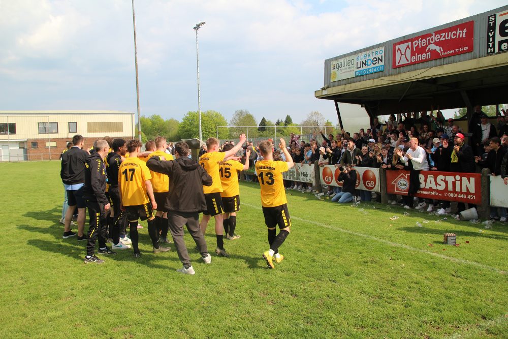 FC Bütgenbach feiert den Aufstieg nach Sieg über Walhorn (Bild: Christoph Heeren/BRF)