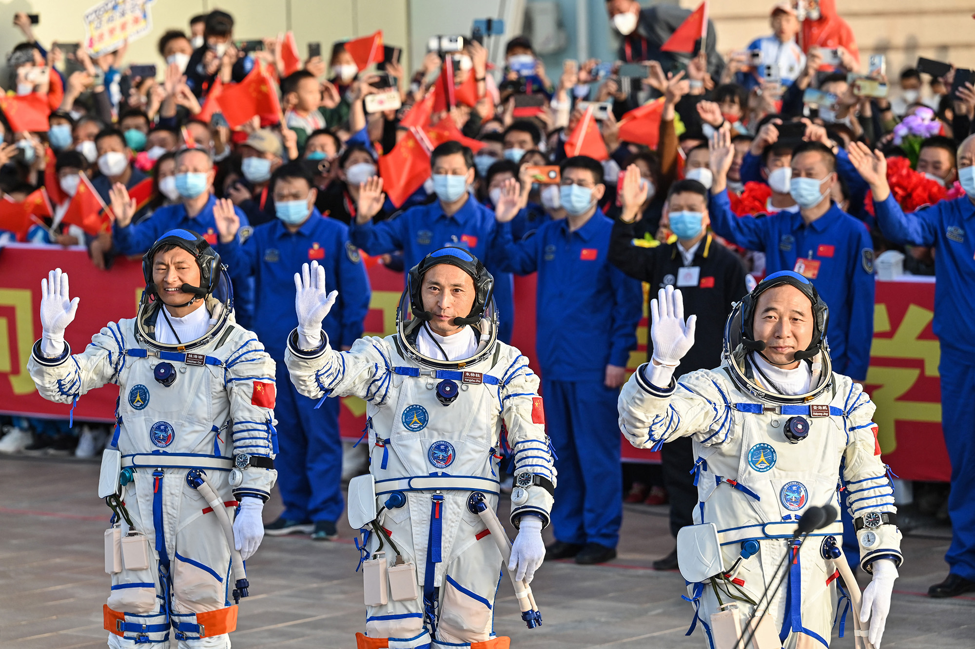 Die chinesischen Astronauten Gui Haichao, Zhu Yangzhu und Jing Haipeng am Dienstag vor ihrem Flug ins All (Bild: Hector Retamal/AFP)