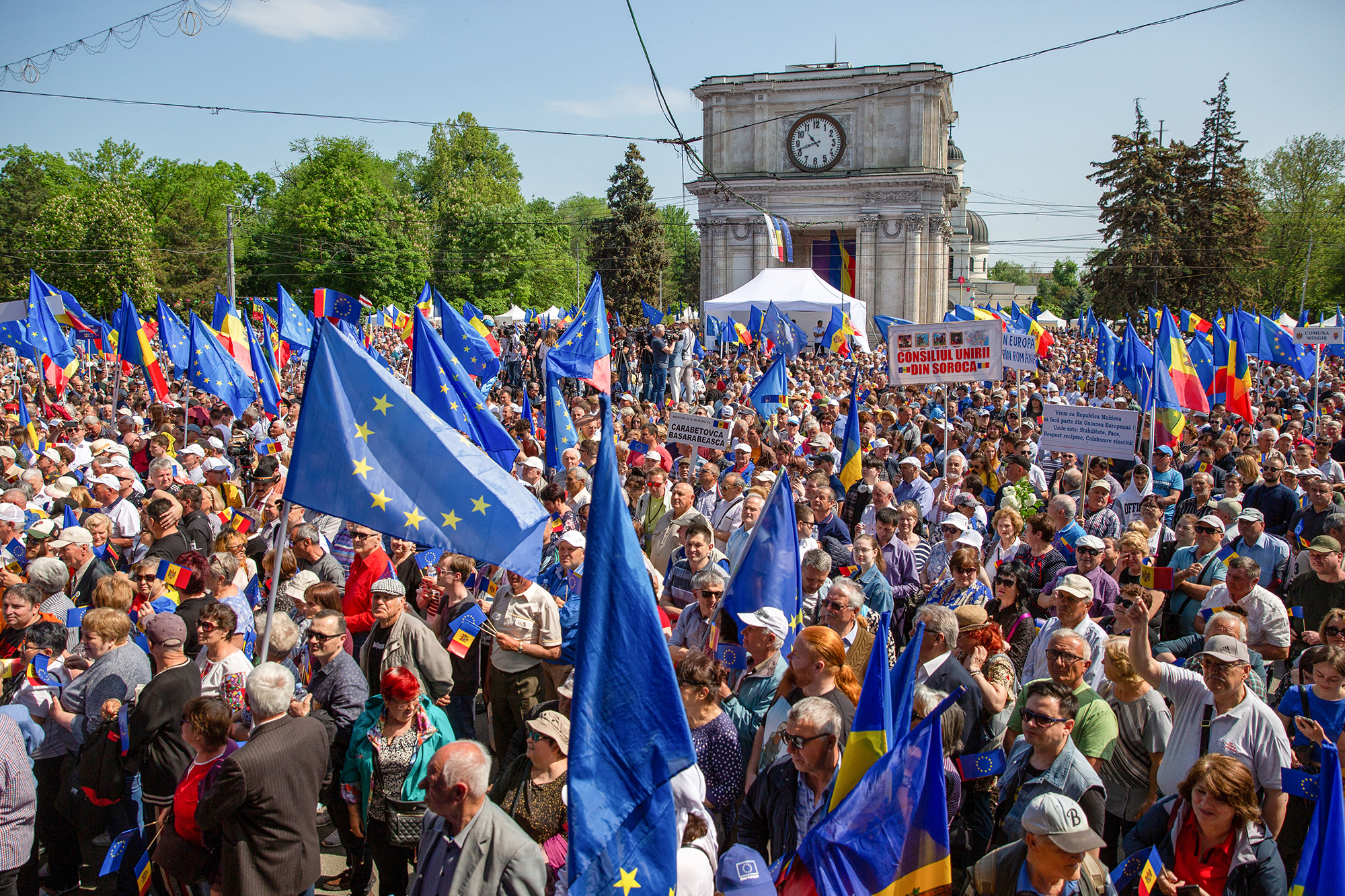 Zehntausende protestieren in Chisinau für EU-Beitritt (Bild: Elena Covalenco/AFP)