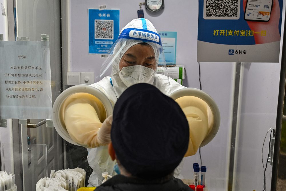 Coronatest in Peking (Archivbild: Hector Retamal/AFP)