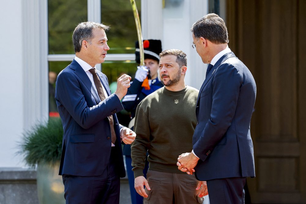 Alexander De Croo, Wolodymyr Selenskyj und Mark Rutte in Den Haag (Bild: Robin van Lonkhuijsen/ANP/AFP)