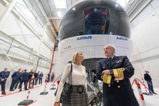 Verteidigungsministerin Ludivine Dedonder und Armeechef Michel Hofman vor dem neuen Flugsimulator (Bild: Jonas Roosens/Belga)
