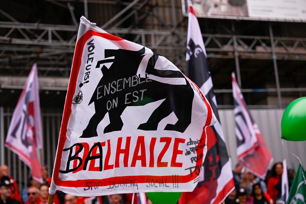 Delhaize-Fahne bei der Großdemo in Brüssel am Montag (Bild: Laurie Dieffembacq/Belga)