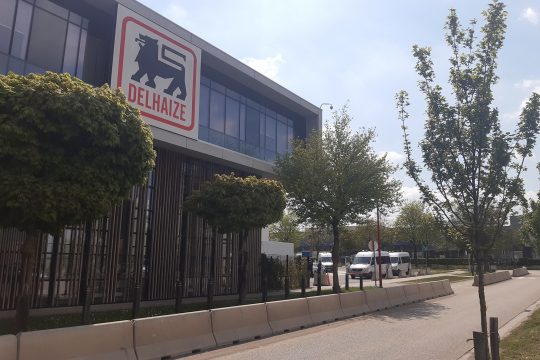 Polizeifahrzeuge vor dem Delhaize-Sitz in Zellik (Bild: Jan Nagels/Belga)