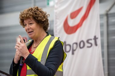 Petra De Sutter bei einem Pressetermin im Antwerpener Verteilungszentrum von Bpost im Oktober 2022 (Archivbild: Jonas Roosens/Belga)