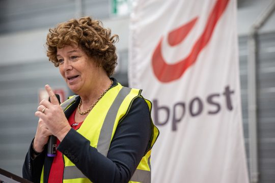 Petra De Sutter bei einem Pressetermin im Antwerpener Verteilungszentrum von Bpost im Oktober 2022 (Archivbild: Jonas Roosens/Belga)