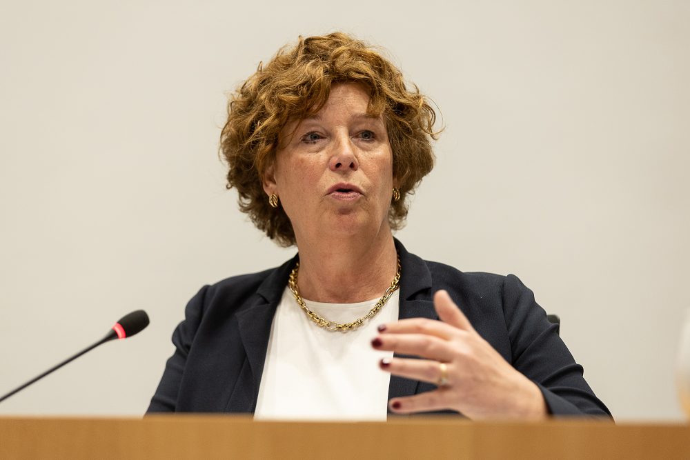 Ministerin Petra De Sutter während einer Sitzung des parlamentarischen Ausschusses für Mobilität und öffentliche Unternehmen im föderalen Parlament in Brüssel (Bild: James Arthur Gekiere/Belga)