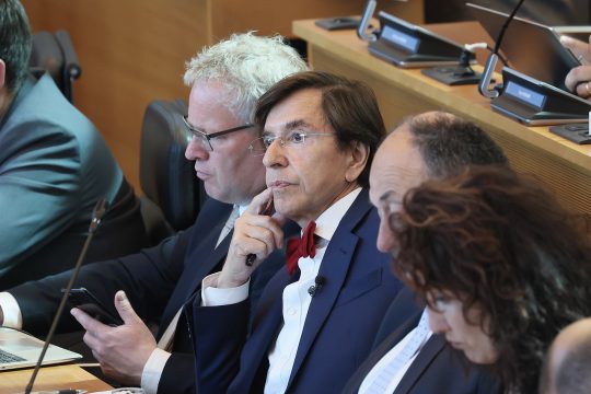 Der Ministerpräsident der Wallonie, Elio Du Rupo, im wallonischen Regionalparlament (Bild: Bruno Fahy/Belga)