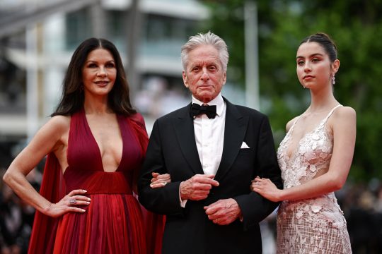 Michael Douglas mit Ehefrau Catherine Zeta-Jones und Tochter Carys in Cannes (Bild: Loic Venance/AFP)