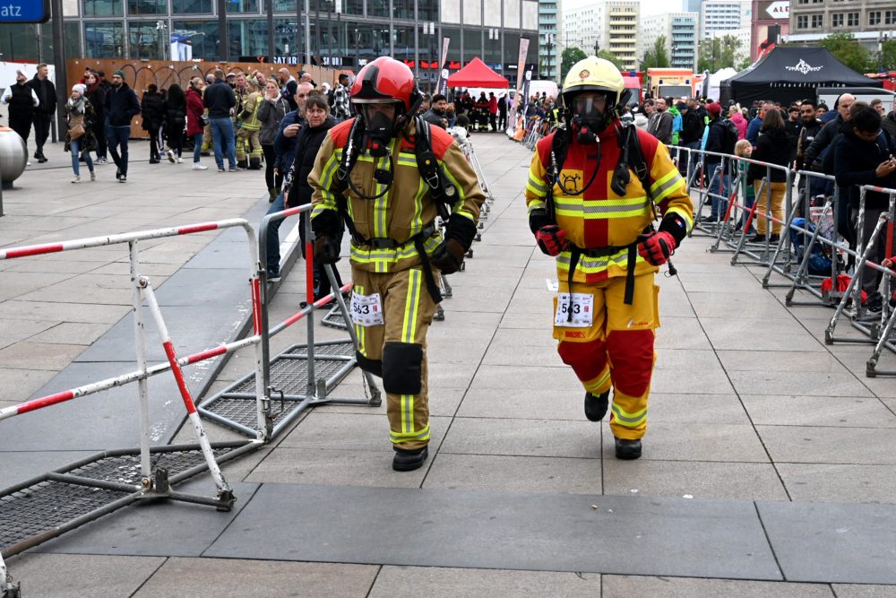 René Schoonbrood und Denis Claes beim Firefighter Stairrun in Berlin (Bild: Privat)