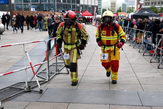 René Schoonbrood und Denis Claes beim Firefighter Stairrun in Berlin (Bild: Privat)