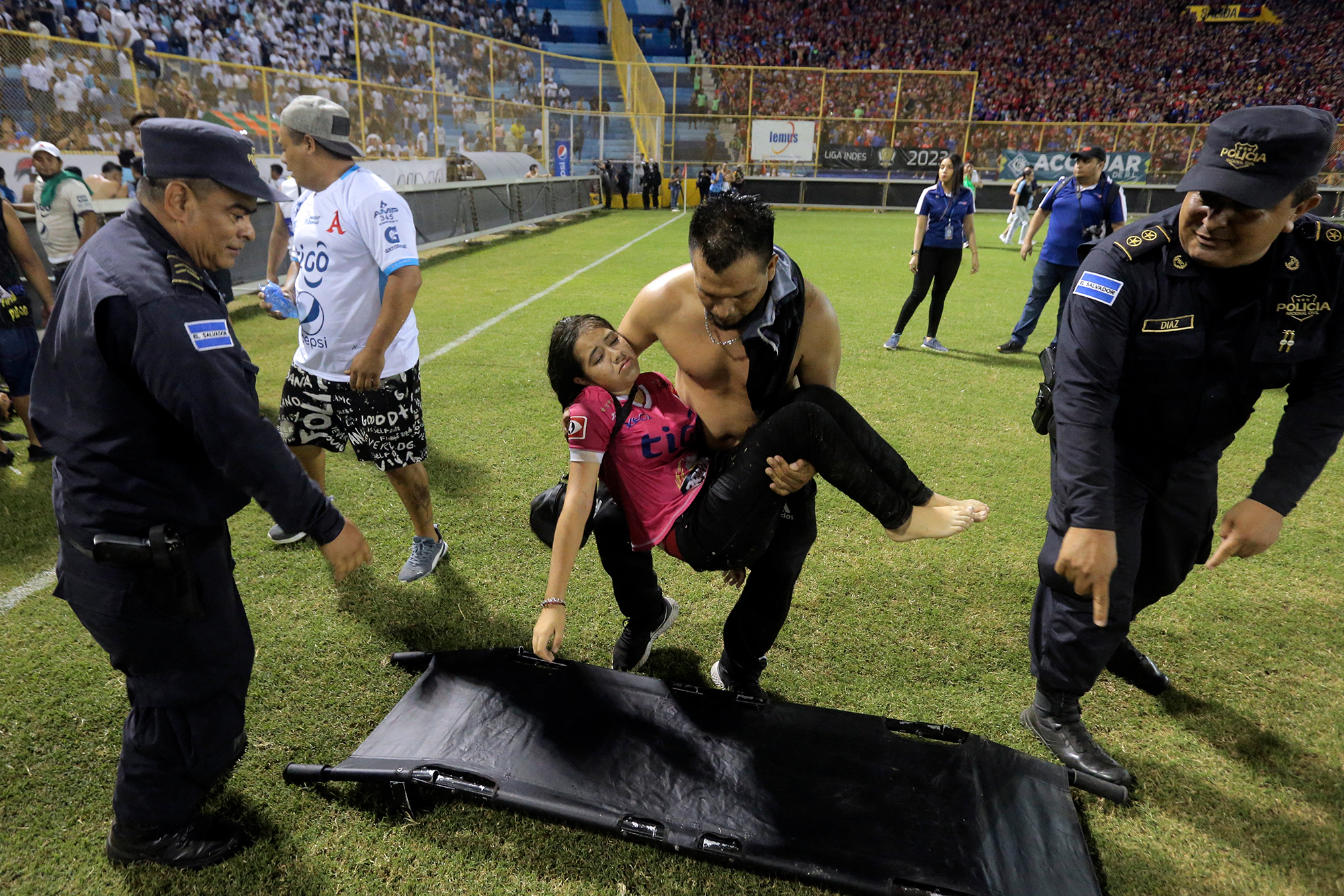 Massenpanik in Fußballstadion in El Salvador (Bild: Milton Flores/AFP)