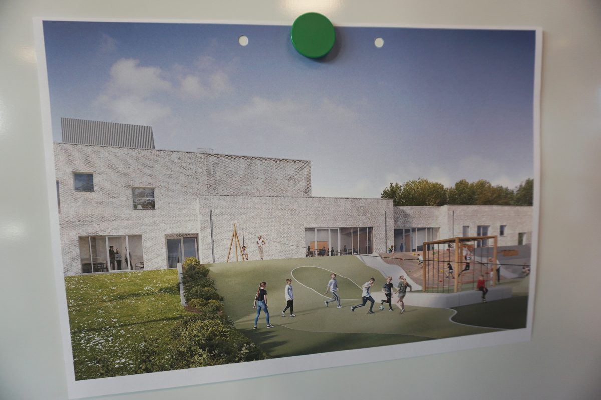 Im Sitzungssaal des Rathauses hingen Entwürfe zur neuen Schule Emmels aus (Bild: Stephan Pesch/BRF)
