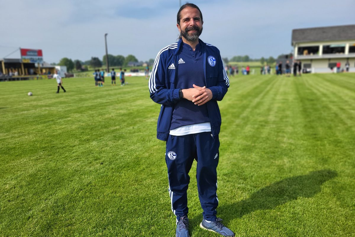 Sam Farokhi, Trainer der Schalker U11 (Bild: Christophe Ramjoie/BRF)