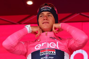 Remco Evenepoel im Rosa Trikot des Gesamtführenden beim Giro d'Italia (Bild: Luca Bettini/AFP)