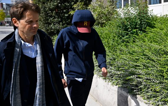 Einer der Angeklagten mit seinem Anwalt (l.) am Freitag vor dem Gericht in Antwerpen (Bild: Dirk Waem/Belga)