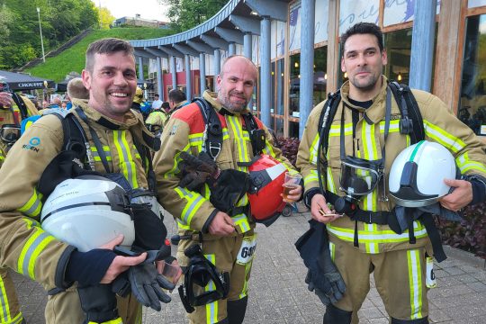 Jonathan Peters, René Schoonbrood und Jean Jansen von der Hilfeleistungszone DG waren beim Treppenlauf an der Gileppe-Talsperre dabei (Bild: Christophe Ramjoie/BRF)