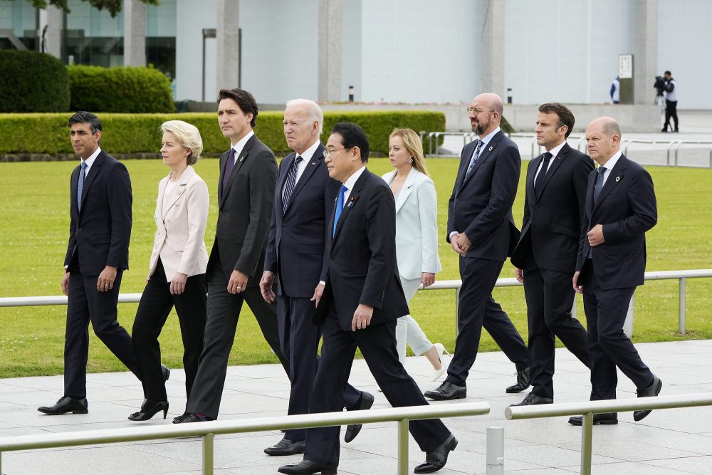 Großbritanniens Premier Rishi Sunak, EU-Kommissionspräsidentin Ursula von der Leyen, der kanadische Premier Justin Trudeau, US-Präsident Joe Biden, Japans Premier Fumio Kishida, die italienische Premierministerin Giorgia Meloni, EU-Ratspräsident Charles Michel, Frankreichs Präsident Emmanuel Macron und der deutsche Bundeskanzler Olaf Scholz in Hiroshima (Bild: Franck Robichon/Pool/AFP)