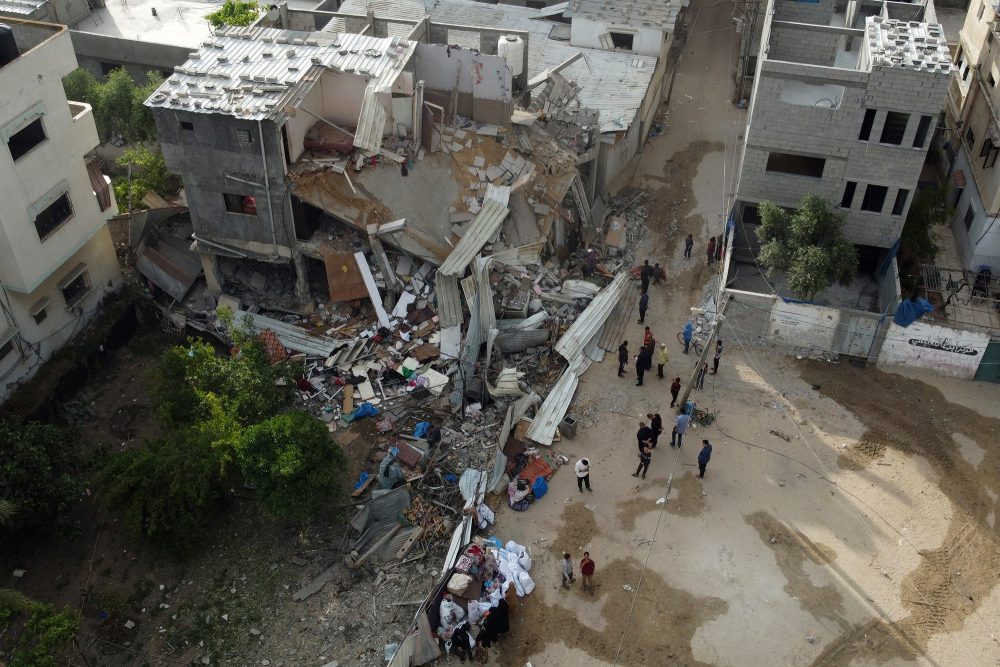 Gaza-Stadt nach einem Luftangriff am Samstag (Bild: Mahmud Hams/AFP)