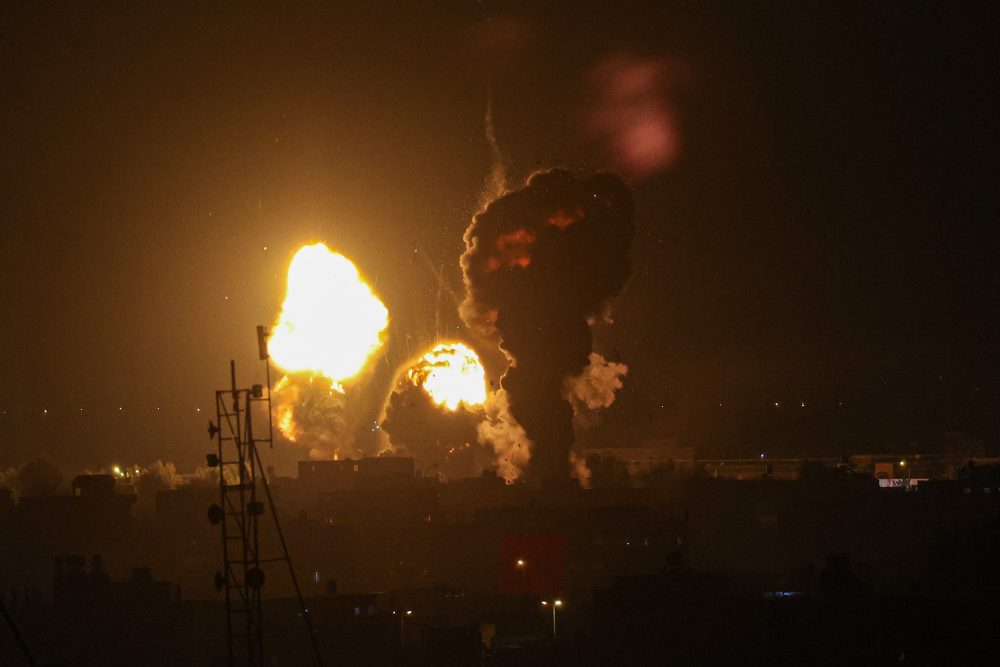 Rauch und Flammen steigen nach dem israelischen Luftangriff in Rafah, im südlichen Gazastreifen auf (Bild: Said Khatib/AFP)