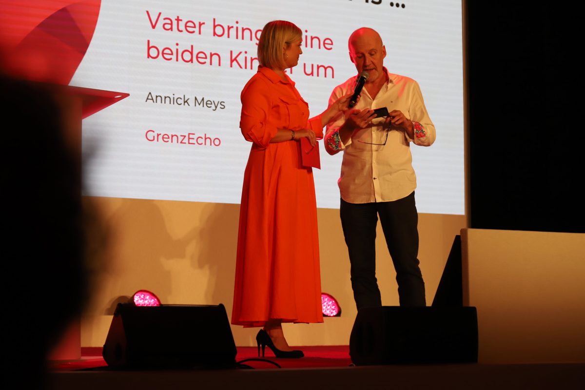 Gerd Zeimers nimmt den Pressepreis für Annick Meys entgegen (Bild: Olivier Krickel/BRF)