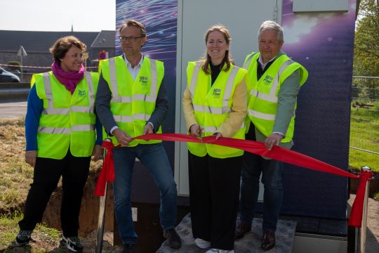 Glasfaser Verteilerkasten (v.l. Laure Emmanuelle Nonnenmacher (CEO Glasfaser Ostbelgien), Geert Standaert (CTO Proximus), Isabelle Weykmans (Ministerin für Meiden), Philippe Lallemand (CEO Ethias) (Bild: Olivier Krickel/BRF)