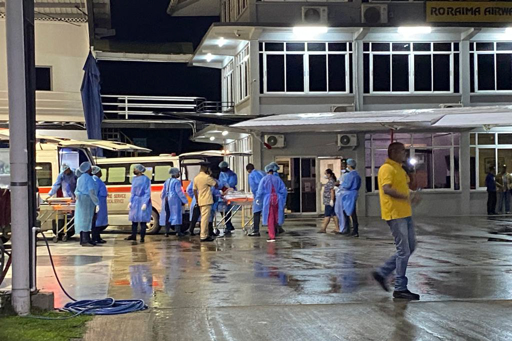 Verletzte Kinder werden nach dem Brand im Wohnheim der Sekundarschule Mahdia in Krankenhäuser in Gorgetown gebracht (Bild: Royston Drakes/AFP)