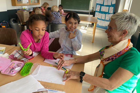 Martina Schröder hilft ehrenamtlich bei der Hausaufgabenhilfe in St. Vith (Bild: Simonne Doepgen/BRF)