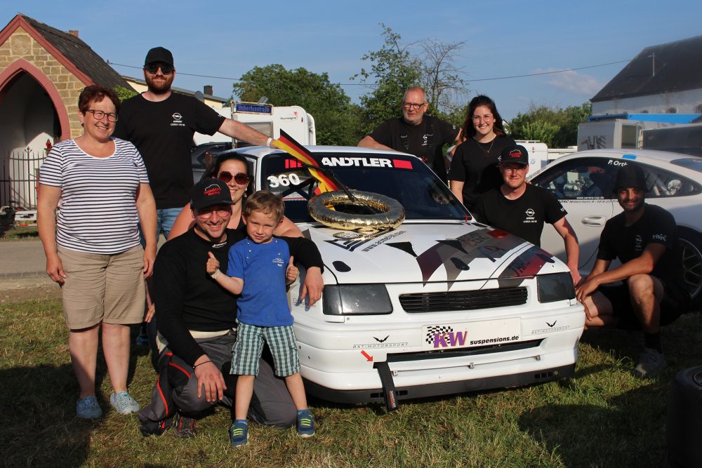 Andy Heindrichs (vorne) mit Familie und Team beim Wolsfelder Bergrennen - und mit Kranz! (Bild: Katrin Margraff/BRF)