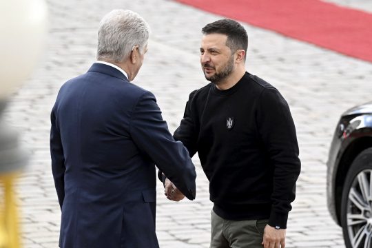 Finnlands Präsident Sauli Niinisto empfängt seinen ukrainischen Amtskollegen Wolodymyr Selenskyj (Bild: Vesa Moilanen/Lehtikuva/AFP)