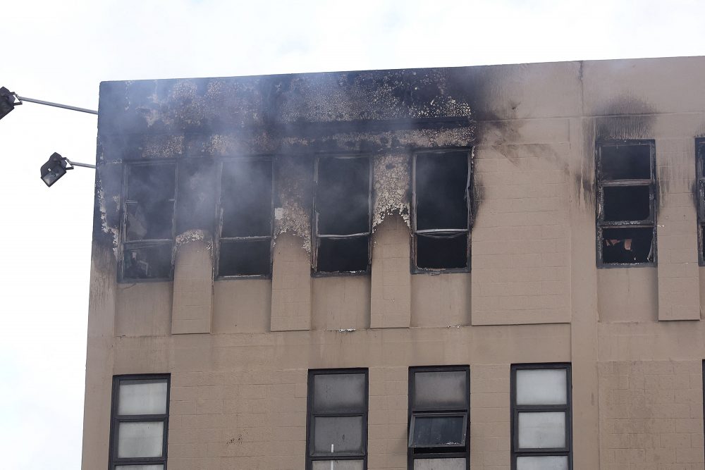 Schäden nach einem tödlichen Brand im Loafers Lodge Hostel in Wellington (Bild: Marty Melville/AFP)