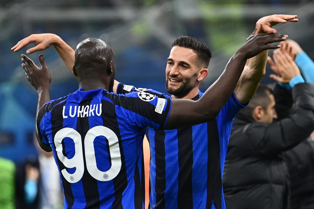 Romelu Lukaku und Roberto Gagliardini fallen sich in die Arme (Bild: Isabella Bonotto/AFP)