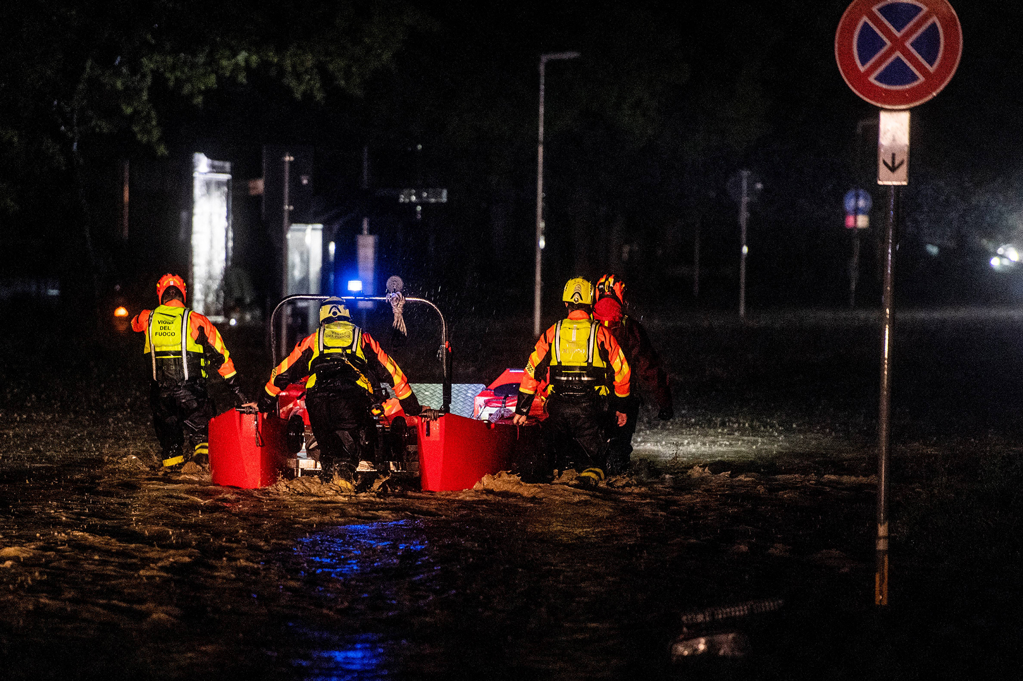 Rettungskräfte Dienstagnacht in Forli im Einsatz (Bild: Alessandro Serrano/AFP)