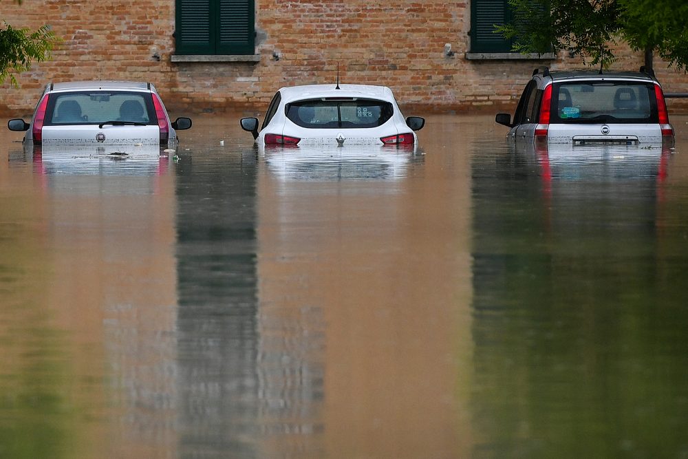 Überschwemmte Straße in der italienischen Stadt Cesena (Bild: Alessandro Serrano/AFP)